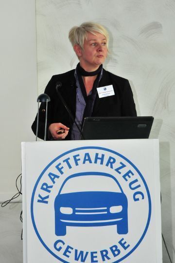 Birgit Behrens, Leiterin der Abteilung Berufsbildung im ZDK, zeigte die Entwicklung der Ausbildungsberufe im Kfz-Techniker-Handwerk auf und erläuterte, wie der ZDK künftig zielgruppengerecht für die Autoberufe werben will. (Archiv: Vogel Business Media)