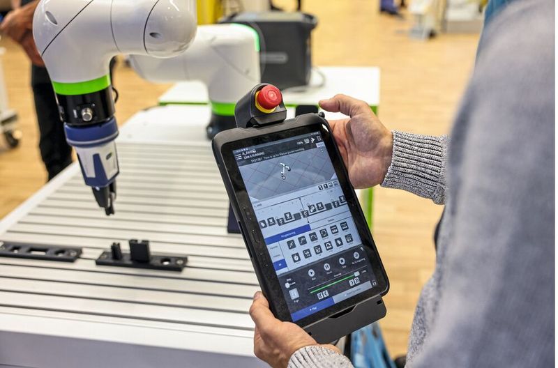 Un robot collaboratif est commandé par tablette à l'AMB 2024. (Source : Messe Stuttgart)