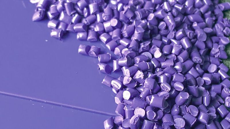 Die Herangehensweise bei der Umsetzung eines spezifischen Farbtons in unterschiedlichen Polymeren zeigt Deifel am Beispiel des Color of the Year Ultraviolett. (Deifel)