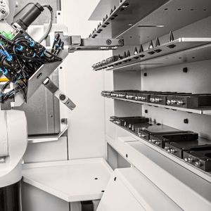 Nur wenige Sekunden dauert der vollautomatische Fingerwechsel. Für einen Greiferbereich von ca. 100 Millimeter benötigt die Hermle-Anlage RS 05-2 sieben Fingerpaare. Waren dafür bisher sieben Roboterhände nötigt, braucht es jetzt nur noch eine Roboterhand WPW von Kosmek. Somit entfallen nunmehr die Anschaffungskosten für sechs Roboterhände oder das manuelle Verstellen der Roboterhand. (Bild:  Maik Göring/Hermle)