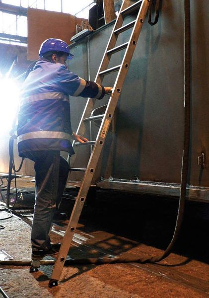 Bild 5: Flexible Leiterschuhe verfügen über ein integriertes Gelenk und eine große Auflagefläche, so dass die Leiter Bodenunebenheiten ausgleicht und stets einen sicheren Stand hat.Bilder: Günzburger Steigtechnik (Archiv: Vogel Business Media)