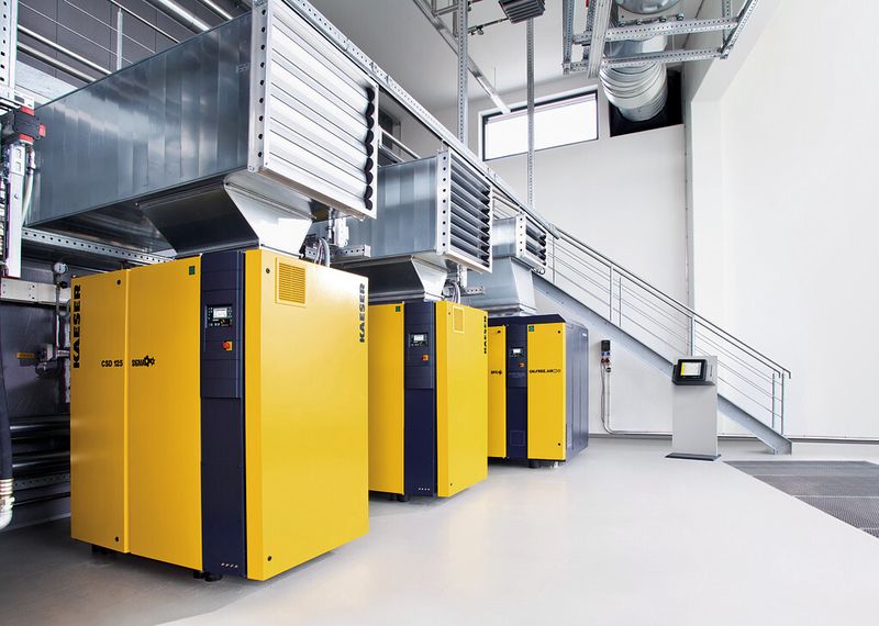 Bild 1: Druckluftmanagementsysteme der neuesten Generation steuern nicht nur die Kompressoren, sondern beziehen auch Randparameter der Druckluftaufbereitung, Umgebungsbedingungen oder die Wartung der Systeme mit ein. (Bild: Kaeser)