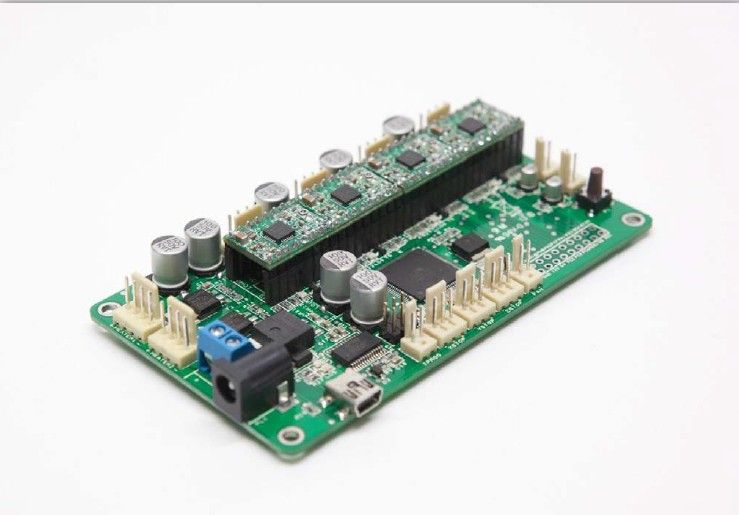 Der 3D-Drucker Velleman K8200 im Aufbau: Momtieren der Controllerplatte (Bild: Velleman nv)