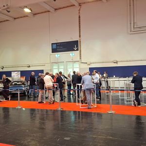 Während sich Techno-Classica-Veranstalter S.I.H.A einst mitten in der Messe, mitten in Halle 5, stolz präsentierte, sah der Eigenstand der Retro Messen GmbH in der hintersten Messeecke (Halle 8) im Rahmen eines Get-together so aus. (Bild: Dominsky – VCG)