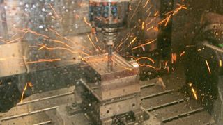 Produktives Feuerwerk beim Zerspanen: Im Rahmen der Hedelius-Hausausstellung vom 8. bis 9. November in Meppen fokussierte sich der Maschinenbauer auch deutlich auf seine 5-Achs-Neuentwicklung namens Acura 85, die unter Span zu erleben war, wie hier zu sehen. Über zehn weitere Bearbeitungszentren waren außerdem zu sehen. (Königsreuther)