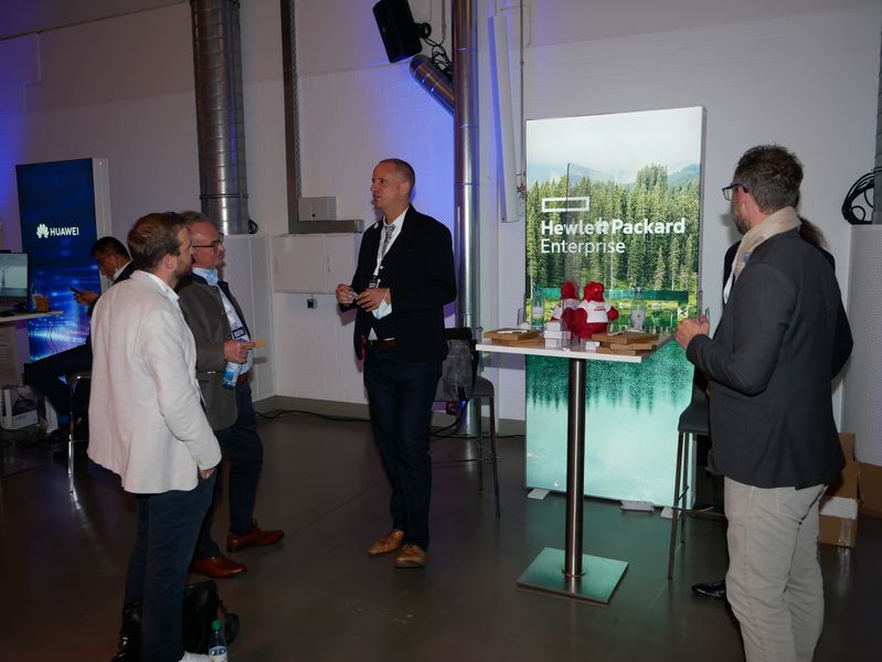 Am Ausstellungsstand von Hewlett Packard Enterprise wurde viel 'genetworkt' und natürlich Kontaktdaten ausgetauscht. (Vogel IT-Medien GmbH)