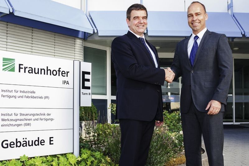 v.l. Dr. Heinz-Jürgen Prokop, Geschäftsführer Entwicklung und Einkauf bei Trumpf Werkzeugmaschinen, und Prof. Thomas Bauernhansl, Institutsleiter des Fraunhofer IPA, arbeiten bei der Grundlagenforschung zu Industrie 4.0 zusammen. (Clemens Hess, Fraunhofer IPA)