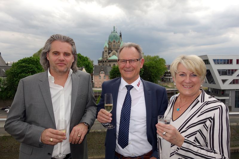 Extra aus Bayern sind (v. l.) Markus Steller, Digital-Direkt, Erwin und Christa Biedersberger, Biedersberger Bürotechnik, gekommen. (Bild: IT-BUSINESS)