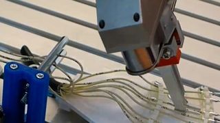 Diese Roboter-Anwendung in der Kabelmontage wurde vom Startup Artiminds Robotics programmiert. Das Ziel lautet die Komplexität im Umgang mit den Robotern deutlich zu senken. (Bild: Artiminds Robotics)