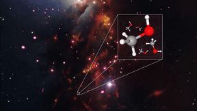 Die Perseus-Molekülwolke befindet sich etwa 1000 Lichtjahre von der Erde entfernt. Um mindestens einen der noch in ihr eingebetteten, sehr jungen Sterne gibt es eine seltene Form des organischen Alkohols Methanol. Diese ließ sich in der aktuellen Studie zum ersten Mal überhaupt im Weltraum nachweisen. (Bild: Ekaterina Moerova / MPIfR; Hintergrund: NASA, CXC, SSC, NOAO, DSS; 3D-Bild von Methanol: https://pubchem.ncbi.nlm.nih.gov/compound/Methanol#section=3D-Conformer)