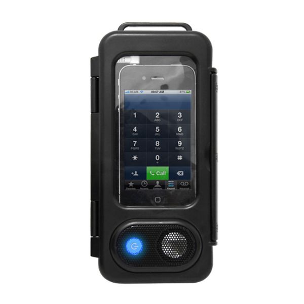 Das spritzwasserdichte Speaker Case ist kompatibel mit allen Smartphones, Handys sowie Audioquellen wie MP3 und MP4 bis zu einer Größe von 14 cm x 7,5 cm. Durch den eingebauten Lautsprecher kann man im Regen oder Schnee Musik hören. Die Lautsprecher Hülle ermöglicht die Bedienung des Touchscreens. Wird mit Umhängeband und Aufsteller geliefert und ist deal im Sommer- oder Winterurlaub. Preis: 39,95 Euro (www.megagadgets.de) (Bild: Press Loft)