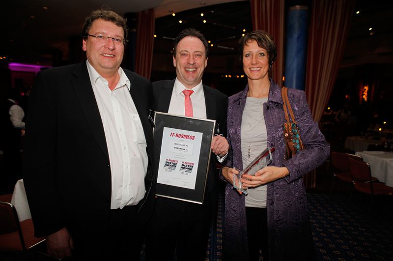 Wolfang Walter, Boston Server and Storage, gratuliert Thomas und Elke Knicker, Wortmann, zur Auszeichnung. (Archiv: Vogel Business Media)