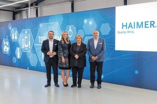 Die Gründer Claudia (2. v. re.) und Franz Haimer (re.) haben die Unternehmensanteile an die zweite Generation übergeben. Somit treten nun die Geschwister Andreas (li.) und Kathrin Haimer (2. v. li.) als geschäftsführende Gesellschafter in die Verantwortung.(Bild:  Haimer)