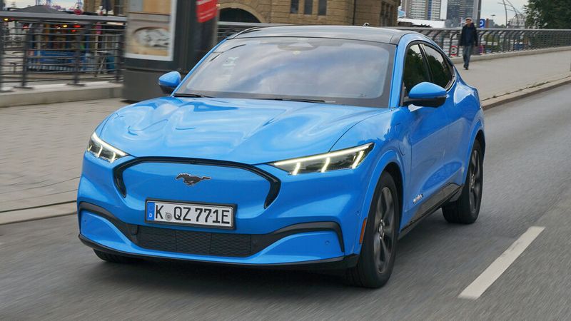 Über 40.000 Mustang Mach-E, die auf europäischen Straßen unterwegs sind, müssen bei den Servicepartnern vorgestellt werden. (Bild:  Ford)