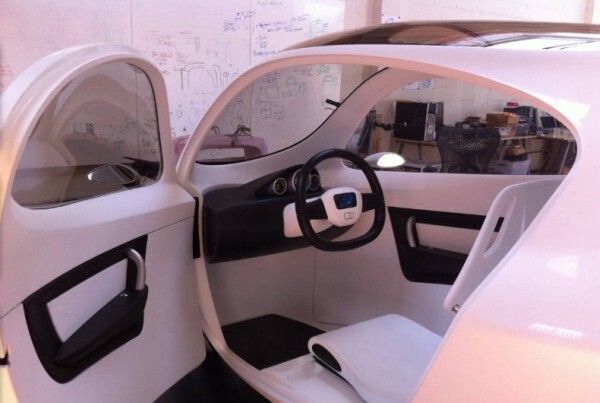 Das C1 von Lit Motors: zwei Gyroskope sorgen dafür, dass der elektrische Zweiradkabinenroller nicht umfallen kann - auch nicht bei einem Unfall (Bild: Lit Motors)