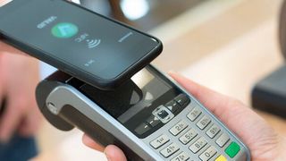 Kunden wünschen sich WLAN im Geschäft. Auch das Bezahlen per Smartphone ist beliebt. (s4svisuals - stock.adobe.com)