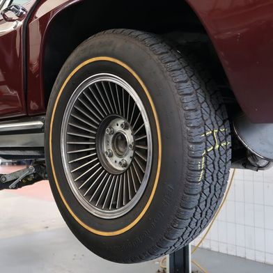 Dem Cabriolet der Corvette-Baureihe C2 wurden bei einer verschleißbedingten Umbereifung vier neue Reifen mit Höhenschlag montiert. An der Fehlerdiagnose waren drei Werkstätten beteiligt. Erst die dritte Werkstatt hatte Erfolg. (Bild: Diehl – VCG)
