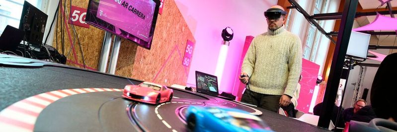 Vom Spiel zum industriellen Einsatz: 5G-fähige Augmented-Reality-Brillen werden künftig Monteure beim Zusammenbau von Maschinen unterstützen. (Bild:  Deutsche Telekom)