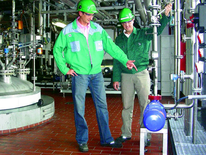 Nur eine neue Pumpe und fünf Meter Rohrleitung mussten zur Umsetzung eines wichtigen Verbesserungsvorschlags bei der Ciba Spezialitätenchemie in Lampertheim investiert werden (links Thomas Herbold, rechts Anlagenleiter Klaus Günter). Bild: Ciba (Archiv: Vogel Business Media)