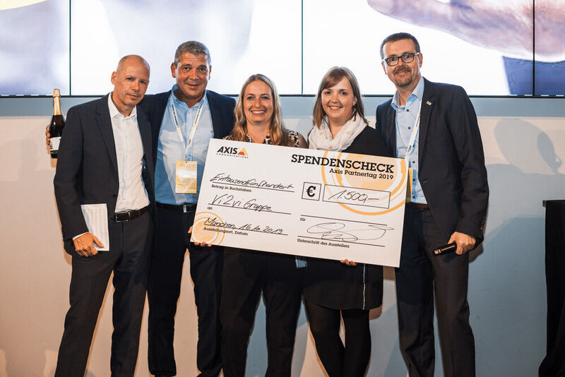 1.500 € konnte sich die Vi2vi Gruppe erspielen, hier Ramona Gauss (m.) und Belinde Dettinger (beide Vi2vi). (Axis Communications)
