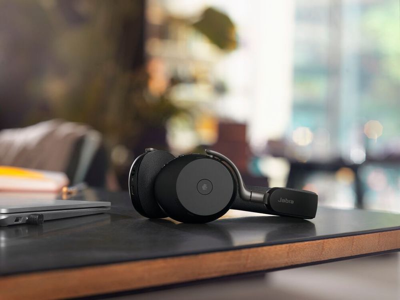 Das Jabra Evolve3 75 ist als On-Ear-Headset besonders leicht und kompakt. (Bild: Jabra)