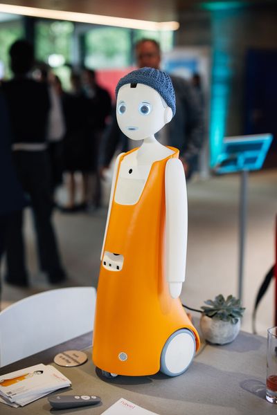 ... oder auch mit Robotern. Der soziale Roboter Navel kann Gespräche führen und agiert dabei mit Blickkontakt und ausdrucksvoller Mimik.  (Bild: © StMGP)