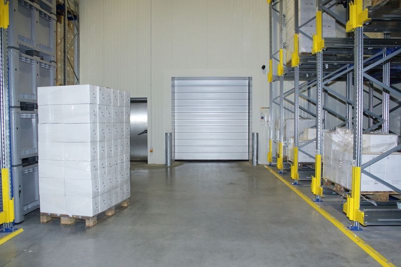 Ein weiteres Tor vom Typ EFA-SRT trennt den Bereich vor der Tiefkühlhalle von weiteren, höher temperierten Produktionsbereichen ab. (Bild: Efaflex)
