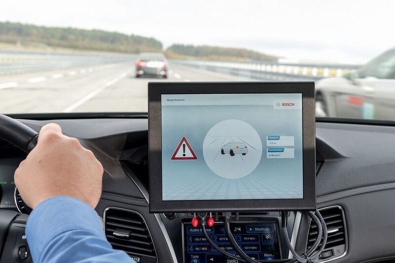 Kommunikation von Auto zu Auto macht Fahren entspannter, sicherer und effizienter. (Bosch)
