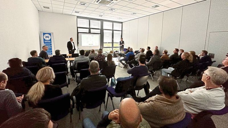 Fachvorträge, Infostände und Vorführungen in der Werkhalle prägten den ersten Praxistag der Bayern. (Bild: Kfz-Gewerbe Bayern)