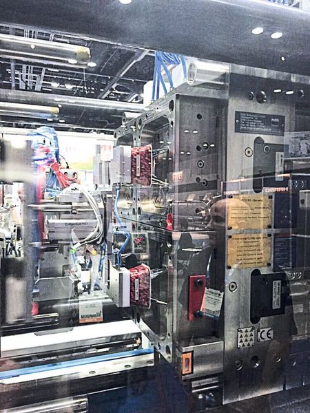 The in-mould labelling tool in use. (Günther Heißkanaltechnik)