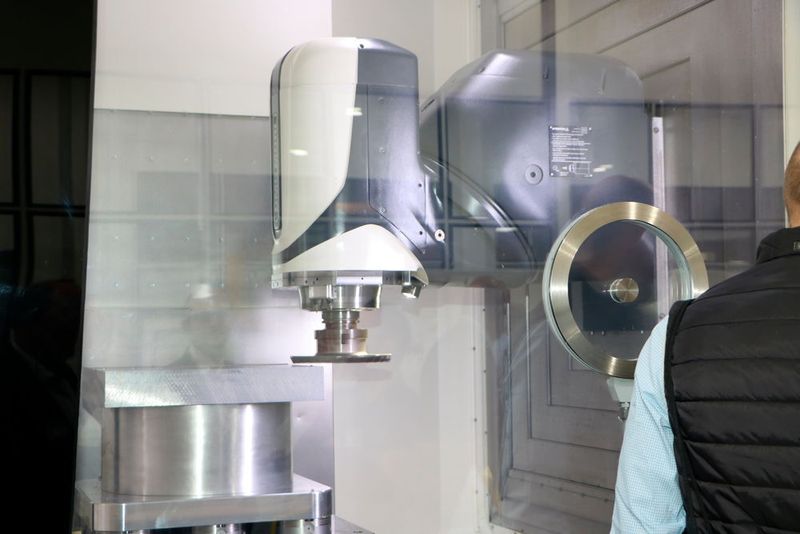 Vorführungen an einer DMU 80 P Duo Block, einer Universal-Fräsmaschine für die 5-Achs-Bearbeitung. (Sonnenberg)