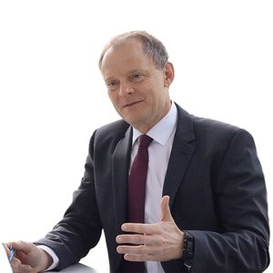 „Das Ventil der Zukunft wird irgendwann seine Ersatzteile selbst bestellen, inklusive der Terminierung des Servicetechnikers.“ - Frank Hils 

Seit Ende 2013 Geschäftsführer der Bürkert-Verkaufsgesellschaft
Wirtschaftsingenieur mit über 20 Jahren Erfahrung in der Mess- und Automatisierungstechnik
Schon 2004 sammelte er Erfahrungen als Leiter des System- und Lösungsgeschäfts eines Messgeräte-Herstellers