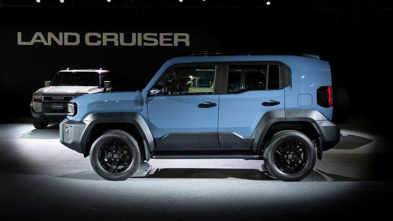 Mit einer Länge von etwa 4,58 Metern bleibt der FJ kompakt genug für den urbanen Alltag. (Bild: Toyota)