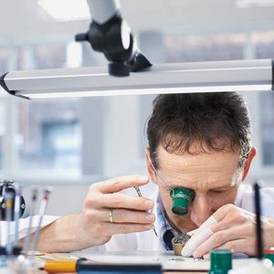 Am Uhrmacher-Arbeitsplatz gelten besonders hohe Anforderungen an die Beleuchtungsqualität.