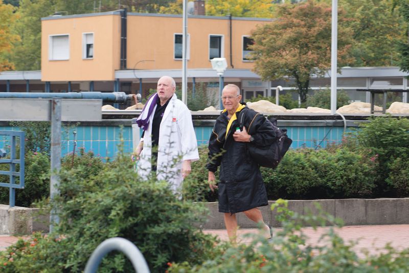 Frühschwimmen mit dem Weltmeister: Auf dem Weg ins kühle Nass - Michael Krone (Opal-Software-Unternehmensberatung GmbH) mit Bernd Horstmann. (52Grad Wagner Deters-Prohl GbR)