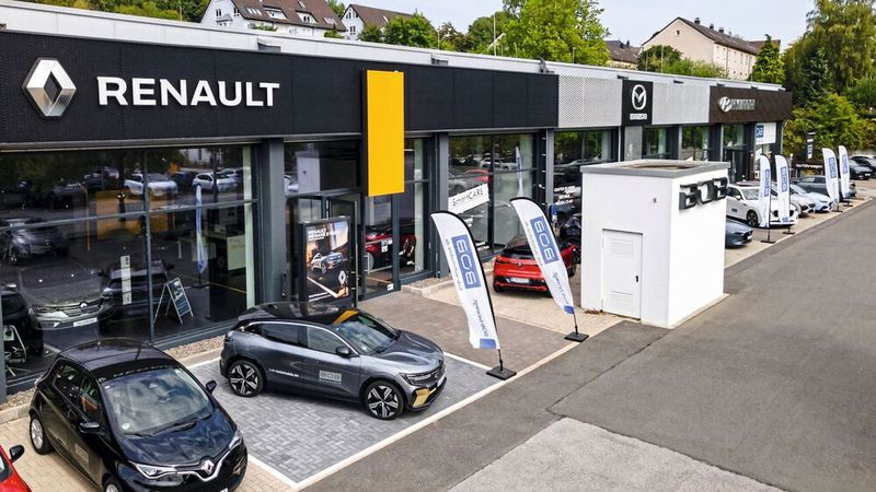 Die Essener Mehrmarken-Autohausgruppe BOB Automotive konzentriert sich mit Blick auf die herausfordernden Rahmenbedingungen auf ihre Bestandsmarken, feilt an ihren Prozessen und rüstet sich mit einer Beteiligung für das erneute Hochfahren der E-Mobilität. (Bild: BOB Automobile)