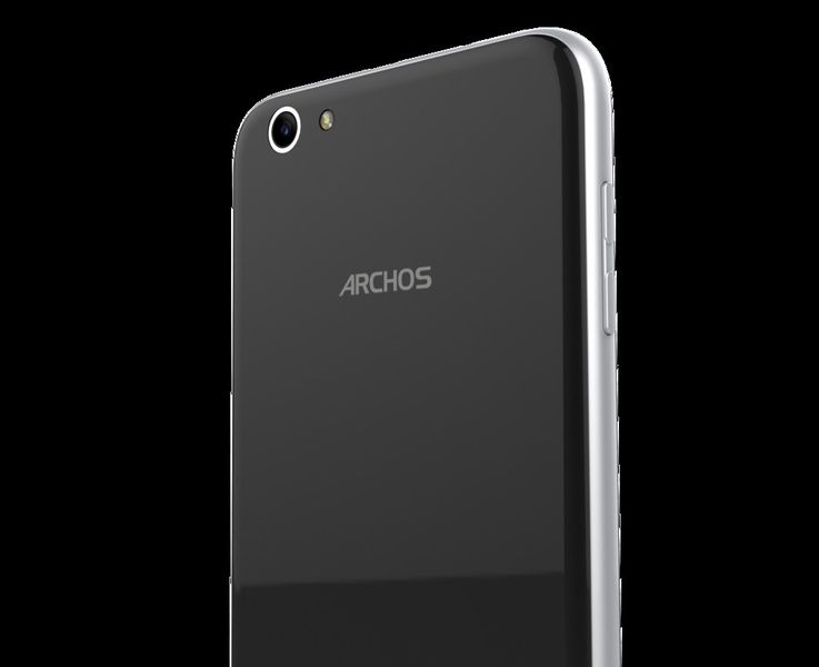 Beide Smartphones haben ein neues Design: flache Bauweise, Glas-Effekt und eine Einfassung im Metall-Look. (Archos)