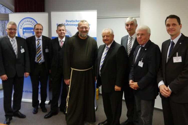 Bruder Paulus (Mitte) mit dem Vorstand und der Geschäftsführung des Kfz-Landesverbandes Hessen. (Foto: Landesverband)