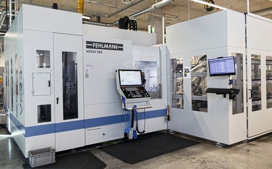 Die «Versa 945» von Fehlmann, kombiniert mit einer angepassten Automationslösung von Gibas, bildet das maschinelle Herzstück der neuen Fertigungsplattform bei Escha.(Bild:  Fehlmann)