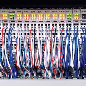 Verteilt auf über 100 Schaltschränke erfassen mehr als 1000 Ethercat-Klemmen die Kräfte und Drücke an den Pressen, Akkumulatoren und Hydraulikaggregaten.(Bild:  Femern)