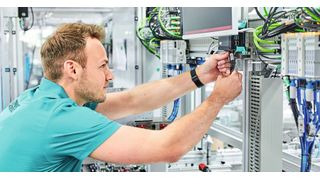 Gehäuse für Embedded Systems: Visualisierungen im Produktionsumfeld sind unverzichtbar, um den aktuellen Zustand einer Anlage anzuzeigen. Ansteuerungen auf Basis des Single-Board-Computers Raspberry Pi im speziell hierfür angepassten Gehäuse der Serie UCS sorgen für hohe Effizienz.  (Bild: Phoenix Contact)