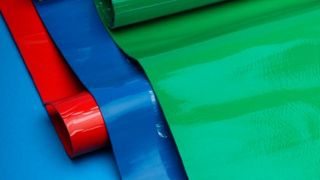 Rutschstopp-Matten von Kager dienen als rutschhemmende und geräuschdämmende Arbeitsunterlagen zum Beispiel bei Montage- und Prüfarbeiten oder bei feinmechanischen und labortechnischen Tätigkeiten. (Kager)