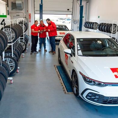 Ein Reifentest bringt immer einen erheblichen organisatorischen Aufwand mit sich. Die Tests fanden in Spanien auf dem Hakka-Ring, einem Testgelände von Nokian Tyres, statt. Testfahrzeug: VW Golf 8.  (Bild: Konstantin Tschovikov)