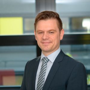 „Für einen Distributor bedeutet die exorbitant gute und schnelle Entwicklung eine Herausforderung,  zumal wir uns in einem prekären Markt bewegen. Knappheit, Preissteigerung und die ungestüme und unkalkulierbare Nachfrage prallen aufeinander. Wie der Begriff Netzwerk schon aussagt, ist die Verknüpfung aller Komponenten und Services entscheidend und muss nicht nur verfügbar, sondern managebar sein. Hier ist einmal die Verfügbarkeit eine Aufgabe der Distribution, aber auch den Reseller bei Projekten zu unterstützen.“ - Dominik Walter, Leitung Business Unit IT Produktmanagement und Vertrieb bei Herweck.