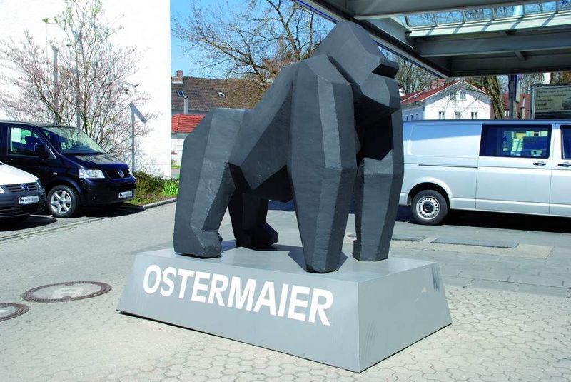 Er steht symbolisch für die Werte des Unternehmens  wie Größe, Stärke, Familie und Umweltbewusstsein:  der Ostermaier-Gorilla. ifi (Archiv: Vogel Business Media)
