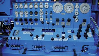 Bild 1: Die Beständigkeit von Kennzeichnungen wie bei diesem Bedienstand des Unternehmens Nordmeyer ist dort, wie in vielen anderen Industriebereichen, oberstes Gebot.  (Bild: Printolux)