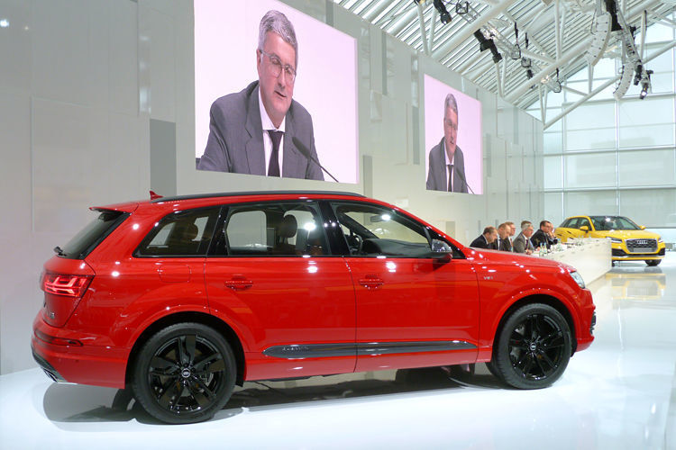 Audi-Chef Rupert Stadler präsentierte anlässlich der Jahrespressekonferenz erstmals eine Modellneuheit: den bärenstarken SQ7 TDI. Mit neuem 4,0-l-V8-Biturbo-Diesel und elektrisch angetriebenem Verdichter verfügt er über 320 kW/435 PS Leistung. (Foto: Wolfgang Pester)