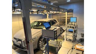 Voll verkabelt: VW Golf eTSI auf dem Prüfstand (Bild: Fraunhofer IBP)