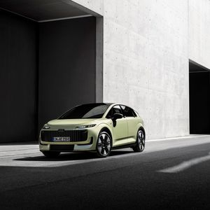 Vorn dominiert ein breites, ein wenig wohl dem früheren Single-Frame-Kühlergrill nachempfundenes Black-Panel.(Bild:  Audi)