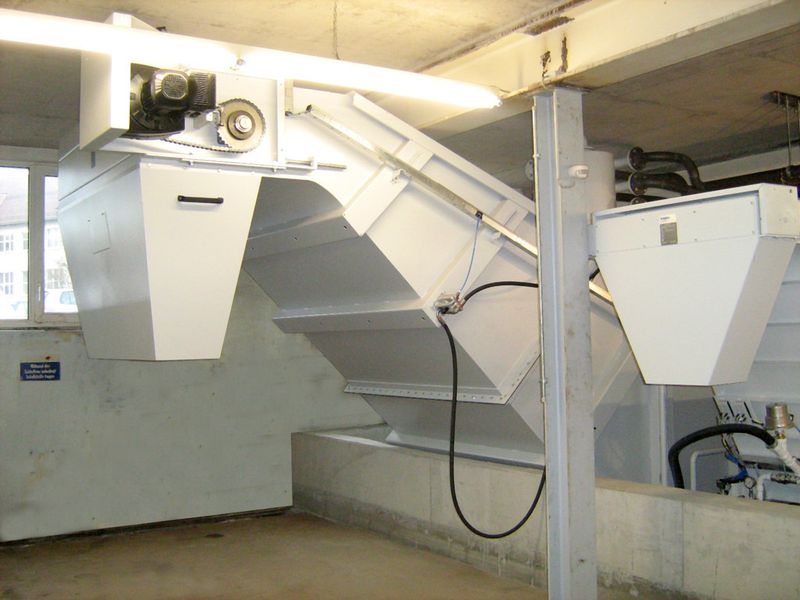 Die Anlage enthält einen grossen Schlammräumer mit 45 000 Liter Inhalt, in dem die groben Partikel über Sedimentation ausgefiltert werden und das Öl Zeit zum Entgasen hat. (Bild: Knoll)